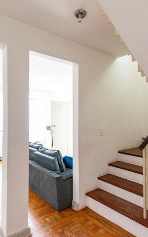 Casa à venda com 180m², 3 quartos e 2 vagas Casa à venda com 180m², 3 quartos e 2 vagasEscada