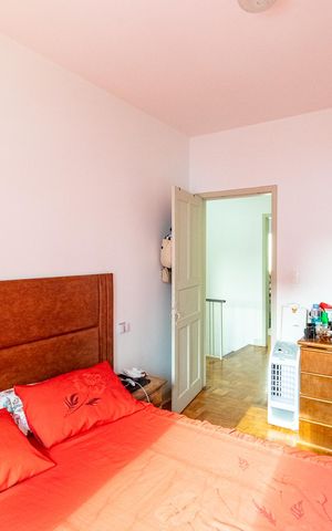 Casa à venda com 180m², 3 quartos e 2 vagas Casa à venda com 180m², 3 quartos e 2 vagasSuíte
