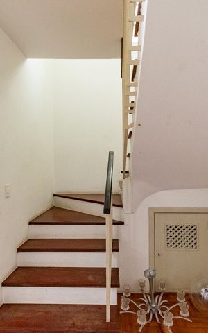 Casa à venda com 180m², 3 quartos e 2 vagas Casa à venda com 180m², 3 quartos e 2 vagasEscada