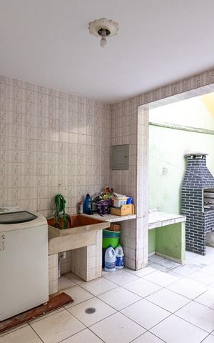 Casa à venda com 180m², 3 quartos e 2 vagas Casa à venda com 180m², 3 quartos e 2 vagasÁrea de Serviço