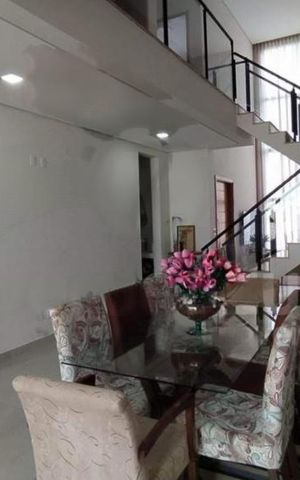 Casa de condomínio à venda com 200m², 3 quartos e 5 vagas
