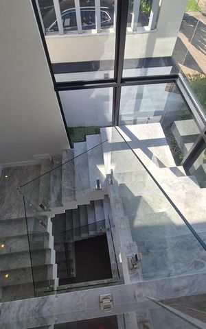 Casa de condomínio à venda com 540m², 4 quartos e 6 vagas Casa de condomínio à venda com 540m², 4 quartos e 6 vagasEscada