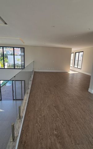Casa de condomínio à venda com 540m², 4 quartos e 6 vagas Casa de condomínio à venda com 540m², 4 quartos e 6 vagasSala