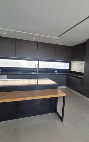 Casa de condomínio à venda com 540m², 4 quartos e 6 vagas Casa de condomínio à venda com 540m², 4 quartos e 6 vagasCozinha