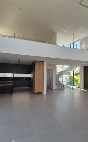 Casa de condomínio à venda com 540m², 4 quartos e 6 vagas Casa de condomínio à venda com 540m², 4 quartos e 6 vagasSala