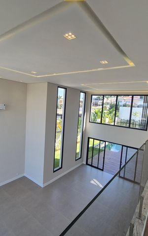 Casa de condomínio à venda com 540m², 4 quartos e 6 vagas Casa de condomínio à venda com 540m², 4 quartos e 6 vagasSala