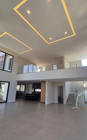 Casa de condomínio à venda com 540m², 4 quartos e 6 vagas Casa de condomínio à venda com 540m², 4 quartos e 6 vagasSala