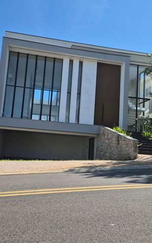 Casa de condomínio à venda com 540m², 4 quartos e 6 vagas Casa de condomínio à venda com 540m², 4 quartos e 6 vagasFachada