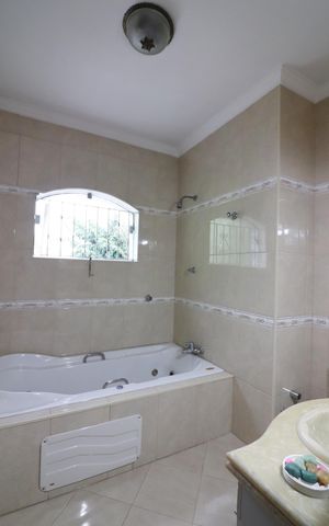 Casa à venda com 230m², 3 quartos e 4 vagasBanheiro Social