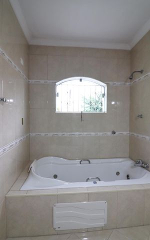 Casa à venda com 230m², 3 quartos e 4 vagasBanheiro Social