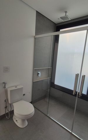 Casa de condomínio à venda com 335m², 3 quartos e 4 vagas Casa de condomínio à venda com 335m², 3 quartos e 4 vagasBanheiro