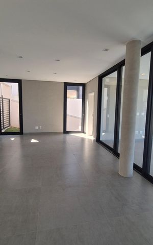 Casa de condomínio à venda com 335m², 3 quartos e 4 vagas Casa de condomínio à venda com 335m², 3 quartos e 4 vagasSala