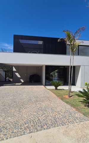 Casa de condomínio à venda com 335m², 3 quartos e 4 vagas Casa de condomínio à venda com 335m², 3 quartos e 4 vagasFachada