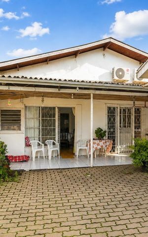 Casa à venda com 102m², 2 quartos e 1 vaga Casa à venda com 102m², 2 quartos e 1 vagaFachada