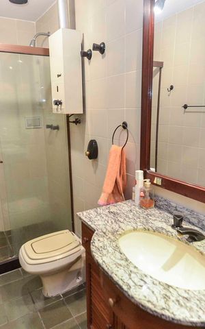 Apartamento à venda com 190m², 4 quartos e 3 vagas Apartamento à venda com 190m², 4 quartos e 3 vagasBanheiro Social