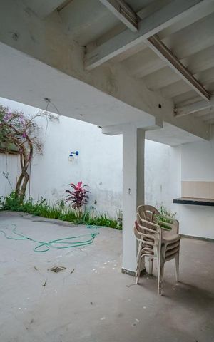 Casa à venda com 318m², 5 quartos e 6 vagas Casa à venda com 318m², 5 quartos e 6 vagasQuintal