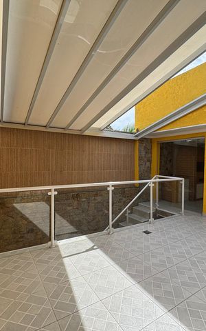 Casa à venda com 203m², 2 quartos e 2 vagas Casa à venda com 203m², 2 quartos e 2 vagasVaranda