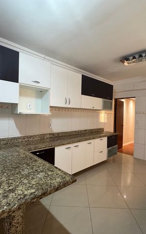 Casa à venda com 203m², 2 quartos e 2 vagas Casa à venda com 203m², 2 quartos e 2 vagasCozinha