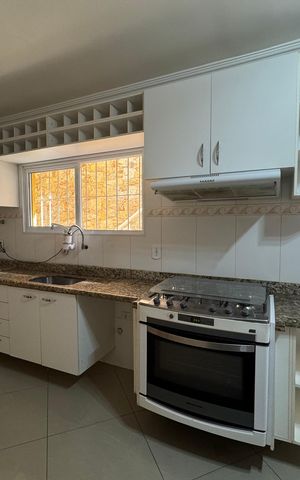 Casa à venda com 203m², 2 quartos e 2 vagas Casa à venda com 203m², 2 quartos e 2 vagasCozinha