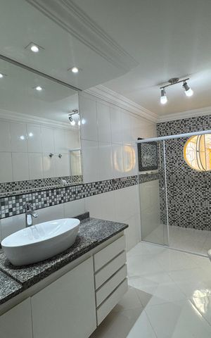 Casa à venda com 203m², 2 quartos e 2 vagas Casa à venda com 203m², 2 quartos e 2 vagasBanheiro da Suíte 1