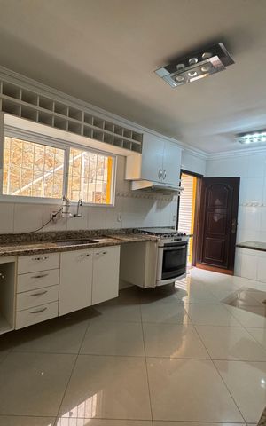 Casa à venda com 203m², 2 quartos e 2 vagas Casa à venda com 203m², 2 quartos e 2 vagasCozinha