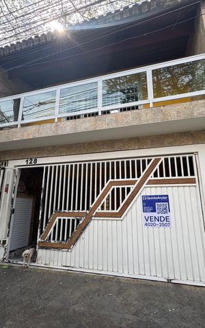 Casa à venda com 203m², 2 quartos e 2 vagas Casa à venda com 203m², 2 quartos e 2 vagasFachada com placa grande