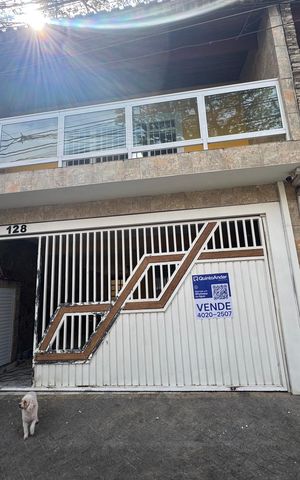 Casa à venda com 203m², 2 quartos e 2 vagas Casa à venda com 203m², 2 quartos e 2 vagasFachada com placa grande