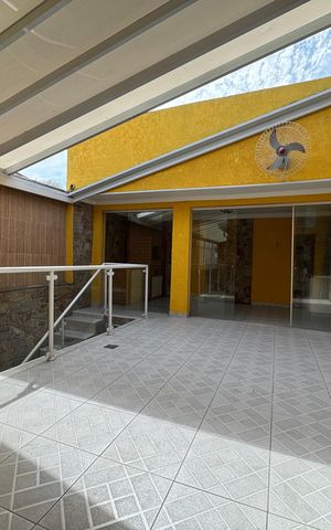 Casa à venda com 203m², 2 quartos e 2 vagas Casa à venda com 203m², 2 quartos e 2 vagasVaranda
