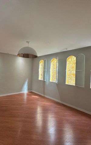 Casa à venda com 203m², 2 quartos e 2 vagas Casa à venda com 203m², 2 quartos e 2 vagasSala de Jantar