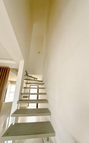 Casa para alugar com 68m², 2 quartos e 2 vagasEscada