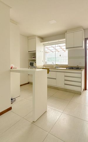Casa para alugar com 68m², 2 quartos e 2 vagasSala/Cozinha