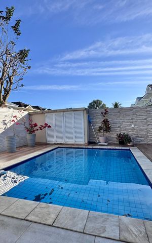 Casa de condomínio à venda com 163m², 3 quartos e 3 vagas Casa de condomínio à venda com 163m², 3 quartos e 3 vagasÁrea externa