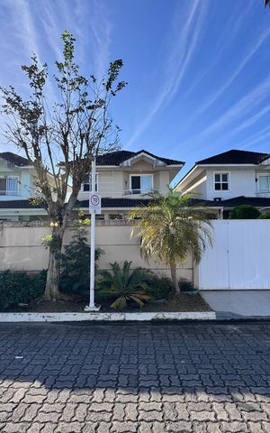 Casa de condomínio à venda com 163m², 3 quartos e 3 vagas Casa de condomínio à venda com 163m², 3 quartos e 3 vagasFachada