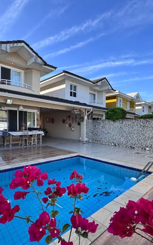 Casa de condomínio à venda com 163m², 3 quartos e 3 vagas