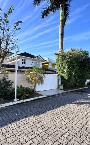 Casa de condomínio à venda com 163m², 3 quartos e 3 vagas Casa de condomínio à venda com 163m², 3 quartos e 3 vagasFachada