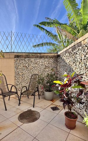 Casa de condomínio à venda com 163m², 3 quartos e 3 vagas Casa de condomínio à venda com 163m², 3 quartos e 3 vagasÁrea externa