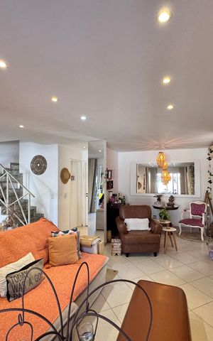 Casa de condomínio à venda com 163m², 3 quartos e 3 vagas Casa de condomínio à venda com 163m², 3 quartos e 3 vagasSala