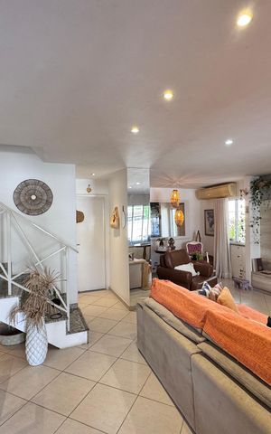 Casa de condomínio à venda com 163m², 3 quartos e 3 vagas Casa de condomínio à venda com 163m², 3 quartos e 3 vagasSala