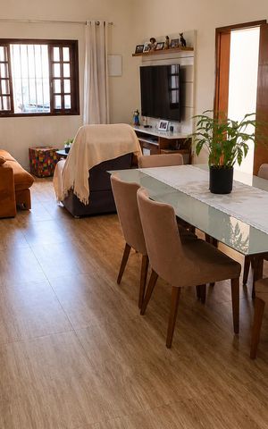 Casa à venda com 180m², 3 quartos e 2 vagasSala