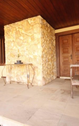 Casa à venda com 426m², 5 quartos e 4 vagas Casa à venda com 426m², 5 quartos e 4 vagasEntrada