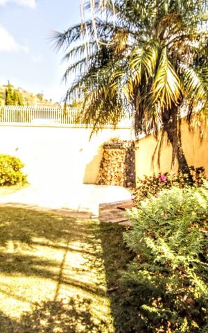 Casa à venda com 426m², 5 quartos e 4 vagas Casa à venda com 426m², 5 quartos e 4 vagasQuintal