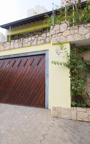 Casa para alugar com 409m², 4 quartos e 4 vagasFachada