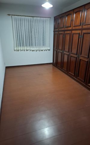 Casa à venda com 360m², 5 quartos e 3 vagas Casa à venda com 360m², 5 quartos e 3 vagasQuarto