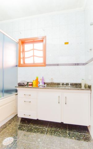 Casa à venda com 389m², 4 quartos e 4 vagasBanheiro da Suíte 1