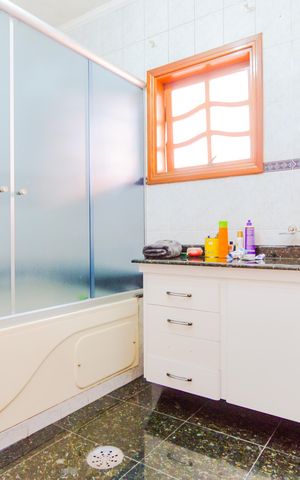 Casa à venda com 389m², 4 quartos e 4 vagasBanheiro da Suíte 1