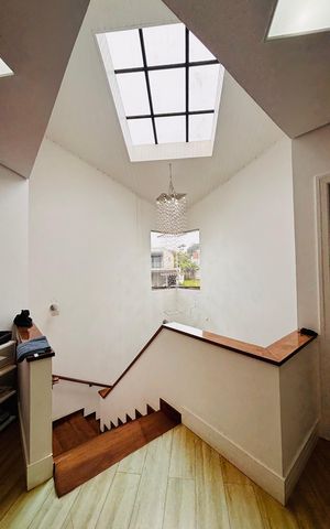 Casa de condomínio à venda com 630m², 5 quartos e 4 vagasEscada