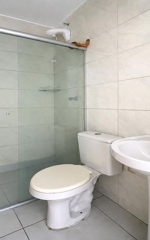 Casa para alugar com 45m², 2 quartos e 3 vagas Casa para alugar com 45m², 2 quartos e 3 vagasBanheiro