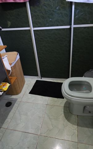 Casa à venda com 200m², 2 quartos e 2 vagasBanheiro da Suíte 1
