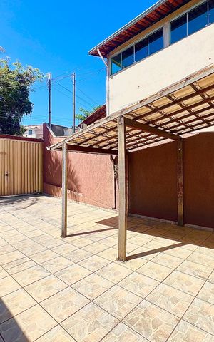 Casa à venda com 250m², 3 quartos e 4 vagas Casa à venda com 250m², 3 quartos e 4 vagasGaragem