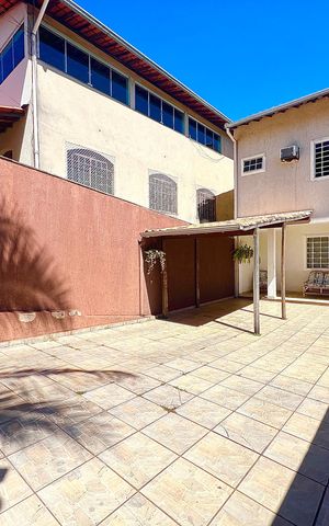 Casa à venda com 250m², 3 quartos e 4 vagas Casa à venda com 250m², 3 quartos e 4 vagasFachada